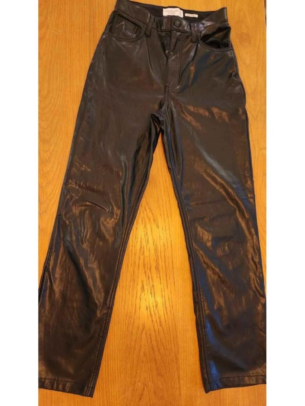 Women's Pants
27" waist
Vegan Leather
"The 90's Straight Ultra High Rise"